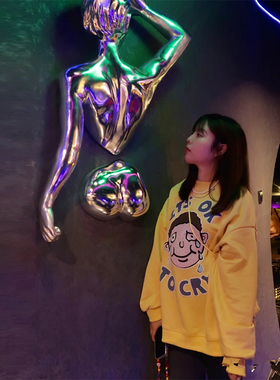 电镀穿出墙人物玻璃钢雕塑壁饰