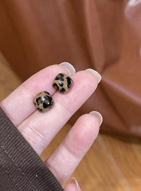 复古咖色豹纹方形耳钉
