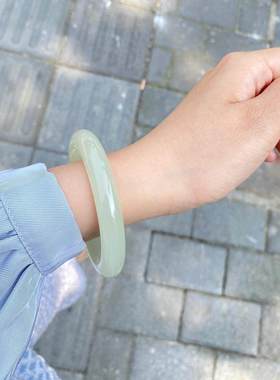 天然新疆青白玉手镯女款圆条细款和田玉晴水镯子正品珠宝玉石