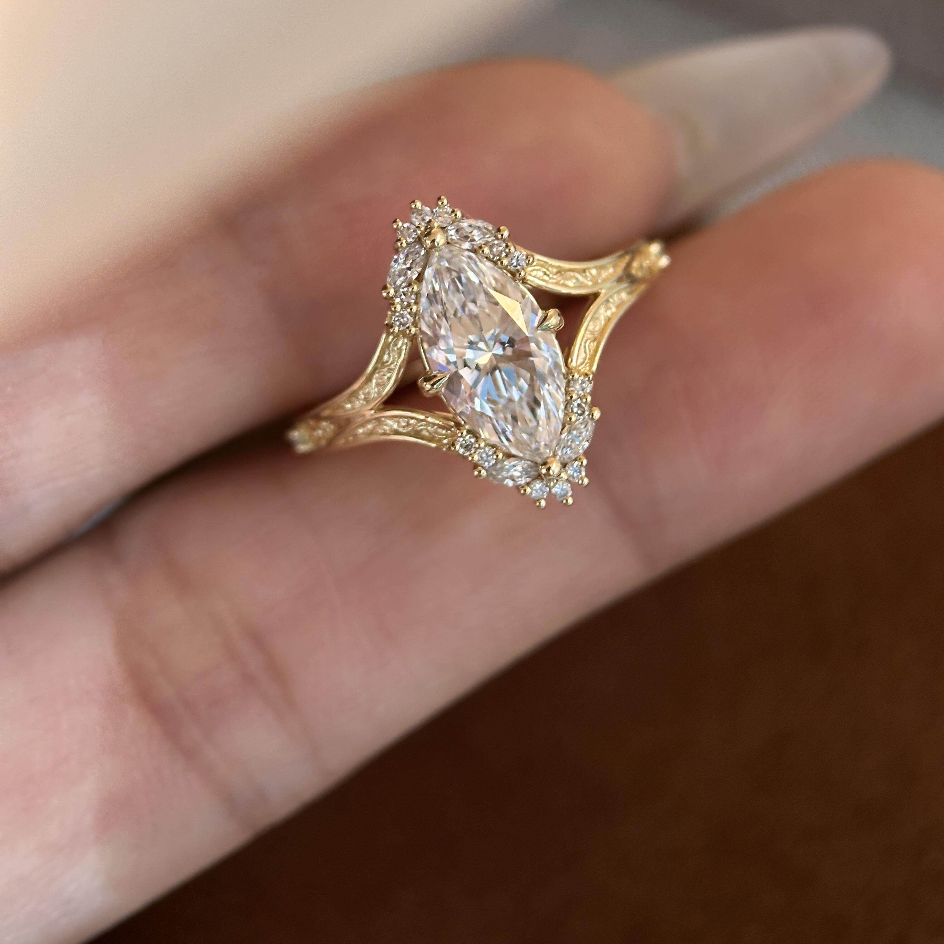 Retro gold imitation zircon ring for women with niche design