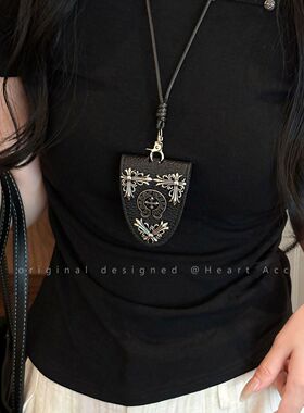 皮革十字架磁吸墨镜包包吊坠项链甜酷辣妹风锁骨链收纳小包配饰