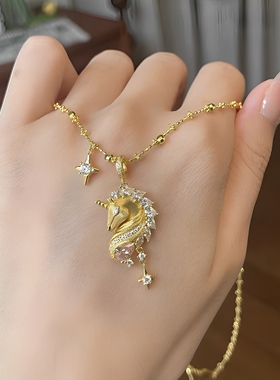“以梦为马”金色拉丝独角兽十字架闪钻项链复古精致高级感锁骨链
