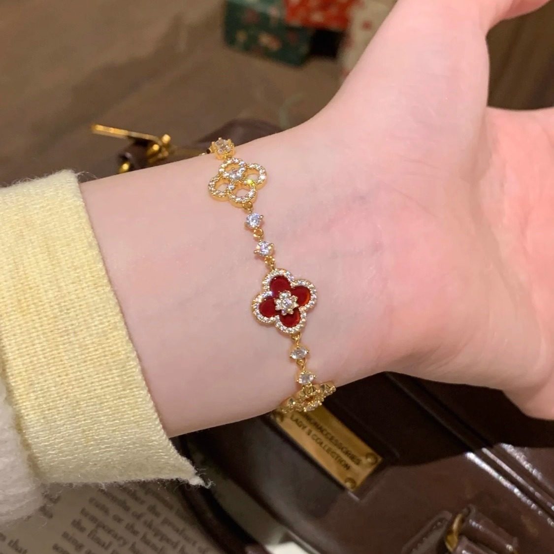 贵气高级感闪钻红色花瓣幸运四叶草手链女轻奢抽拉式水晶贝母手饰,淘宝优惠券,粉丝福利购,淘宝优惠卷