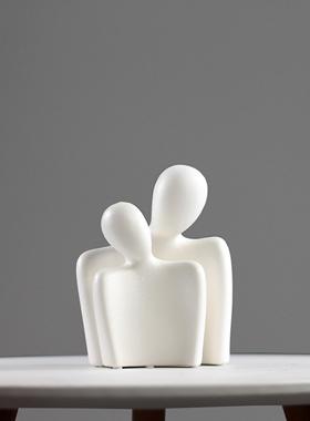 北欧抽象艺术人物拥抱陶瓷摆件创意客厅电视柜玄关办公室软装饰品