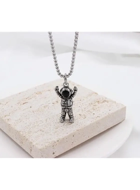 p0775 饰品 个性复古太空人宇航员男士钛钢吊坠项链