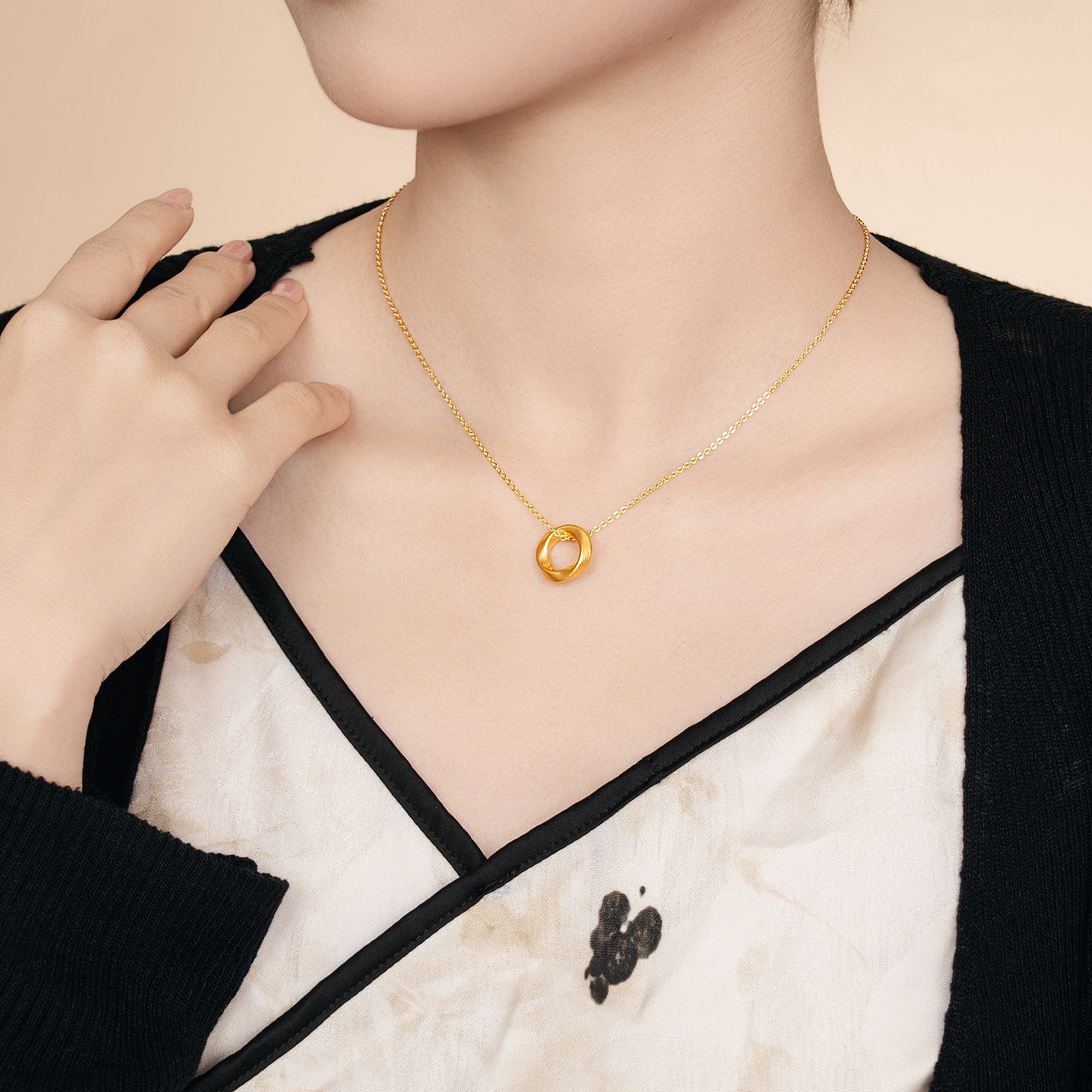 水贝黄金官方旗舰店足金999莫比乌斯环吊坠项链女纯金小克重礼物,淘宝优惠券,粉丝福利购,淘宝优惠卷