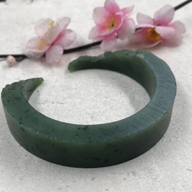 新疆和田玉碧玉菠菜绿手镯边角料月牙下 脚料DIY半镯包邮70克ta