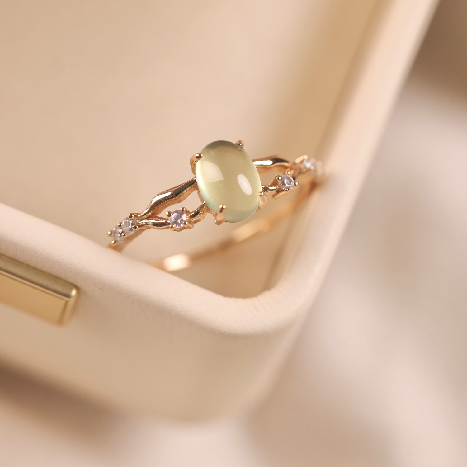 Luosheng <Wangyou> Natural Prehnite Colored Stone Elegant and Exquisite Light Luxurious Silver Gold-plated Ring Gift for Best Friend