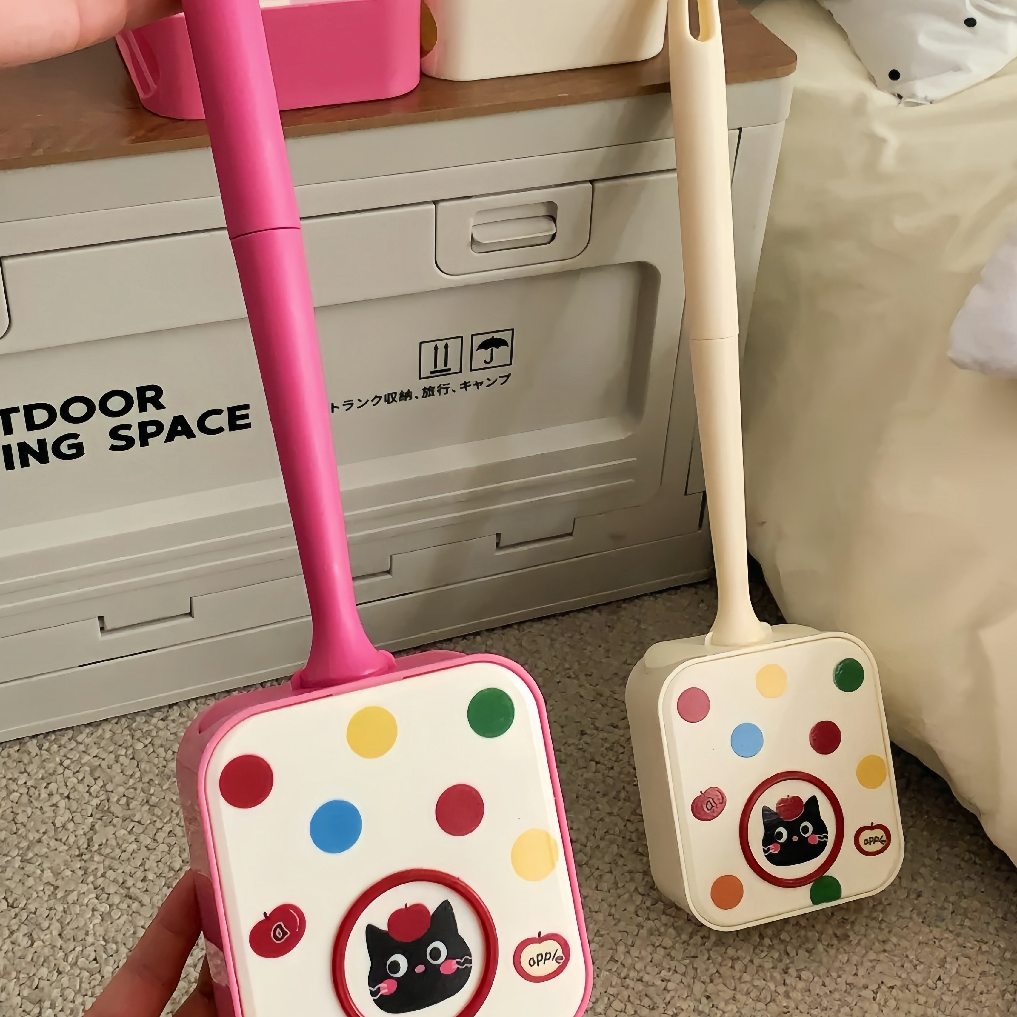 Cute wall-mounted toilet scrubbing tool with no blind spots in the toilet