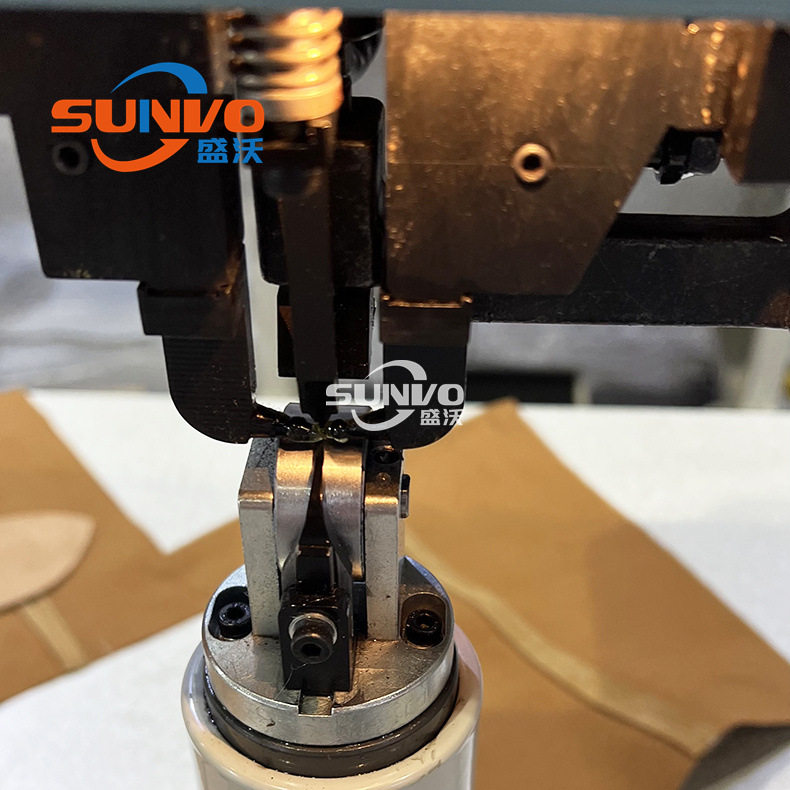 Manufacturer's automatic gluing and edge-separating hammering machine Automotive steering wheel cover edge-separating machine and case bag gluing and hammering machine