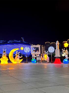 卡通太空兔子雕塑发光宇航员大装饰品玻璃纤维火箭户外商场展示装