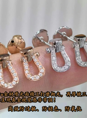 镀18K玫瑰金马蹄扣镶钻耳钉