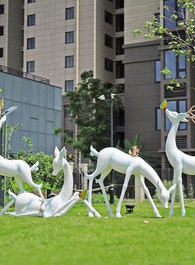 抽象梅花鹿摆件户外玻璃钢雕塑房产小区商场步行街装饰白色现代鹿