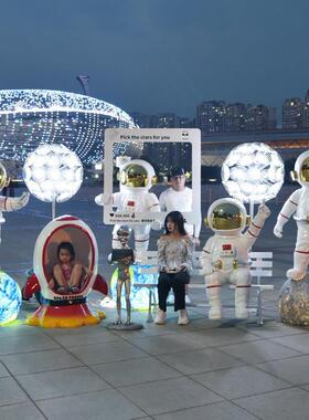 太空人大摆件卡通太空人发光雕塑户外商场样品屋展示中心网红打卡