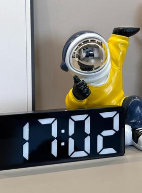 创意客厅宇航员摆件表钟智能小闹钟电子数字时钟摆台式太空人钟表