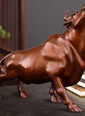 红铜牛饰品，高雅的办公室股票市场，飙升的红色，跑步和财富，华