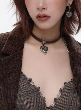 复古摩登千金女孩焦糖爱心玫瑰皮革锁骨链个性项链高级感时尚颈链