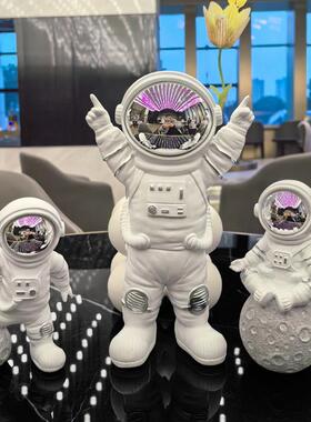 轻奢高档家居新房装饰品太空宇航员酒柜电视柜办公室书柜桌面摆件