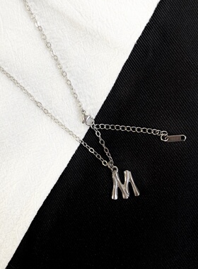 自制字母姓氏开头情侣项链男女时尚简约小众个性钛钢