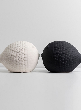 北欧简约胖头鱼摆件创意陶瓷接吻鱼家居客厅样板间电视柜软装饰品