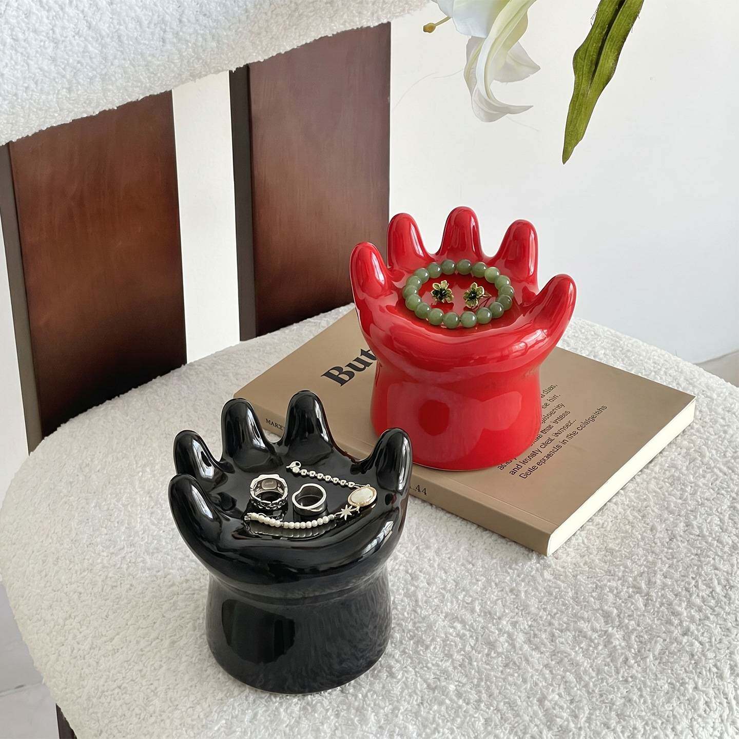 Creative palm ceramic jewelry storage tray, light luxury and high-end desktop entrance decoration, key ring display tray