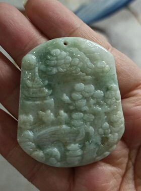 天然翡翠吊坠山水淡绿飘花