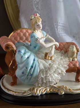 小猫坐沙发看书女孩蕾丝瓷偶客厅奢华陶瓷工艺品中古人物艺术摆件