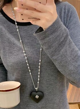 黑色十字架爱心吊坠项链女轻奢高级感珍珠毛衣链长款秋冬百搭配饰