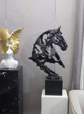 现代简约抽象大理石铸铁镂空马头雕塑摆件客厅玄关酒店家居软饰品