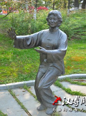 玻璃钢仿铜雕塑打太极主题人物雕塑户外公园小区健身锻炼运动雕塑