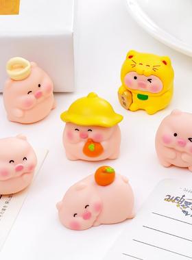 可爱招财小黄帽小猪萌粒装饰品迷你车载电脑工位治愈系桌面小摆件