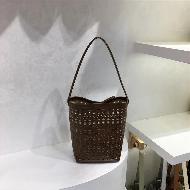 小脏柜 2025夏季镂空s雕花设计软皮质感大容量时尚单肩腋下水桶包,淘宝优惠券,粉丝福利购,淘宝优惠卷
