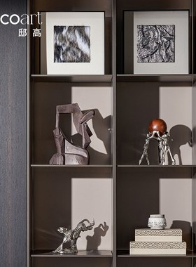 邸高家居公司老板桌面背景玻璃展示柜办公室装饰摆件软装搭配设计