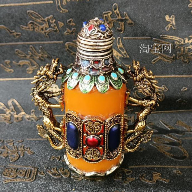 Antiques and miscellaneous retro collections from the Republic of China, old Tibetan silver smoking sets with spoons, Shuanglong snuff bottles and smoking sets, exquisite gifts