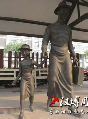街头车站回家主题小品过年打工人物回乡雕塑城市公园玻璃钢雕塑