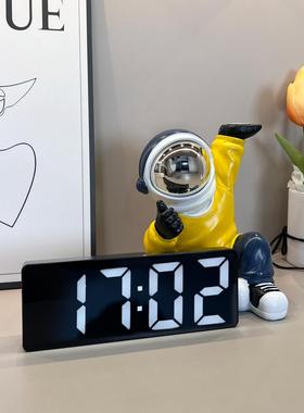 创意客厅宇航员摆件表钟智能小闹钟电子数字时钟摆台式太空人钟表