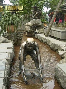 河边洗澡人物玻璃钢制作铜雕人物水上城市情景户外公园水边雕塑