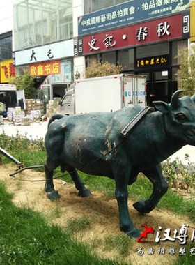 少数民族农耕牛和人物雕塑农耕主题玻璃钢仿铜雕塑大型公园景观