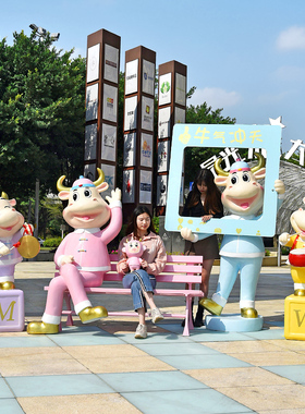 牛年玻璃钢卡通牛雕塑大型商场迎宾美陈摆件网红打卡相框拍照装饰