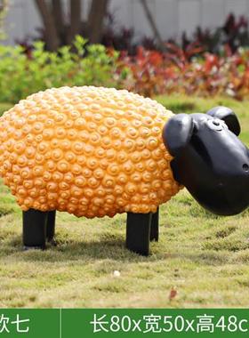 户外彩色绿植小羊摆件卡通玻璃钢卷毛羊雕塑幼儿园售楼部地产装饰