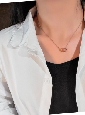 金色轻奢方圆相扣钛钢锁骨链