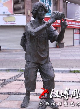 玻璃钢仿铜拍照人物雕塑老式三角架相机铜雕定制铸铜公园小区景观