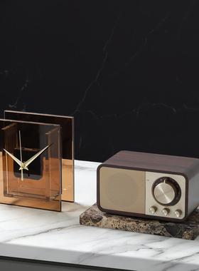 现代轻奢样板间卧室床头柜桌面时钟音响摆件组合搭配软装饰品套装