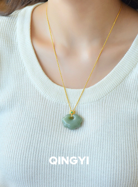 天然俄料和田玉碧玉平安如意锁吊坠18k金女款鸭蛋青玉石挂件玉坠