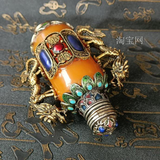 Antiques and miscellaneous retro collections from the Republic of China, old Tibetan silver smoking sets with spoons, Shuanglong snuff bottles and smoking sets, exquisite gifts