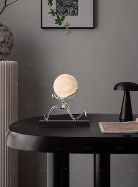 现代触手可余及奢华柜富抽象人物月亮大气厅灯摆LOK件客酒床头书