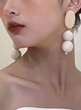 度假风木质椭圆编织白球耳环女2025新款法式温柔气质耳钉耳坠耳饰