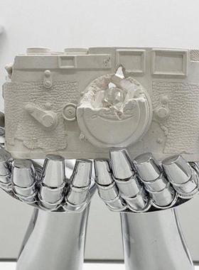 空山基机械手摆件雕塑水晶侵蚀篮球座机电话相潮流ins手托相机