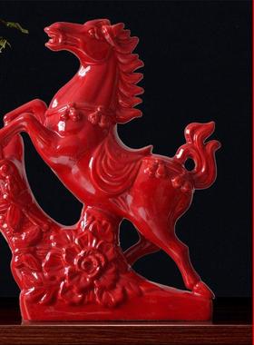 大红色陶瓷马饰品，用于家庭客厅和办公室装饰，吸引财富风水马立