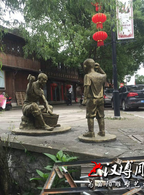 玻璃钢仿铜人物雕塑公园景观民俗小品雕塑小孩和父亲猜拳洗衣雕塑